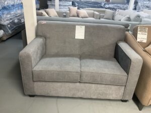 Grey loveseat 🇨🇦